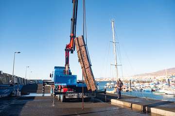 El Cabildo extrae 25 grandes sacas de plásticos y cabos, neumáticos y carros de la compra de los fondos del muelle de Taliarte/TA.